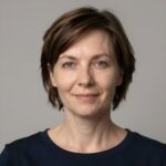 Портрет уверенного российского специалиста с дружелюбным взглядом на нейтральном фоне для клиники Гепатитоф Центр
